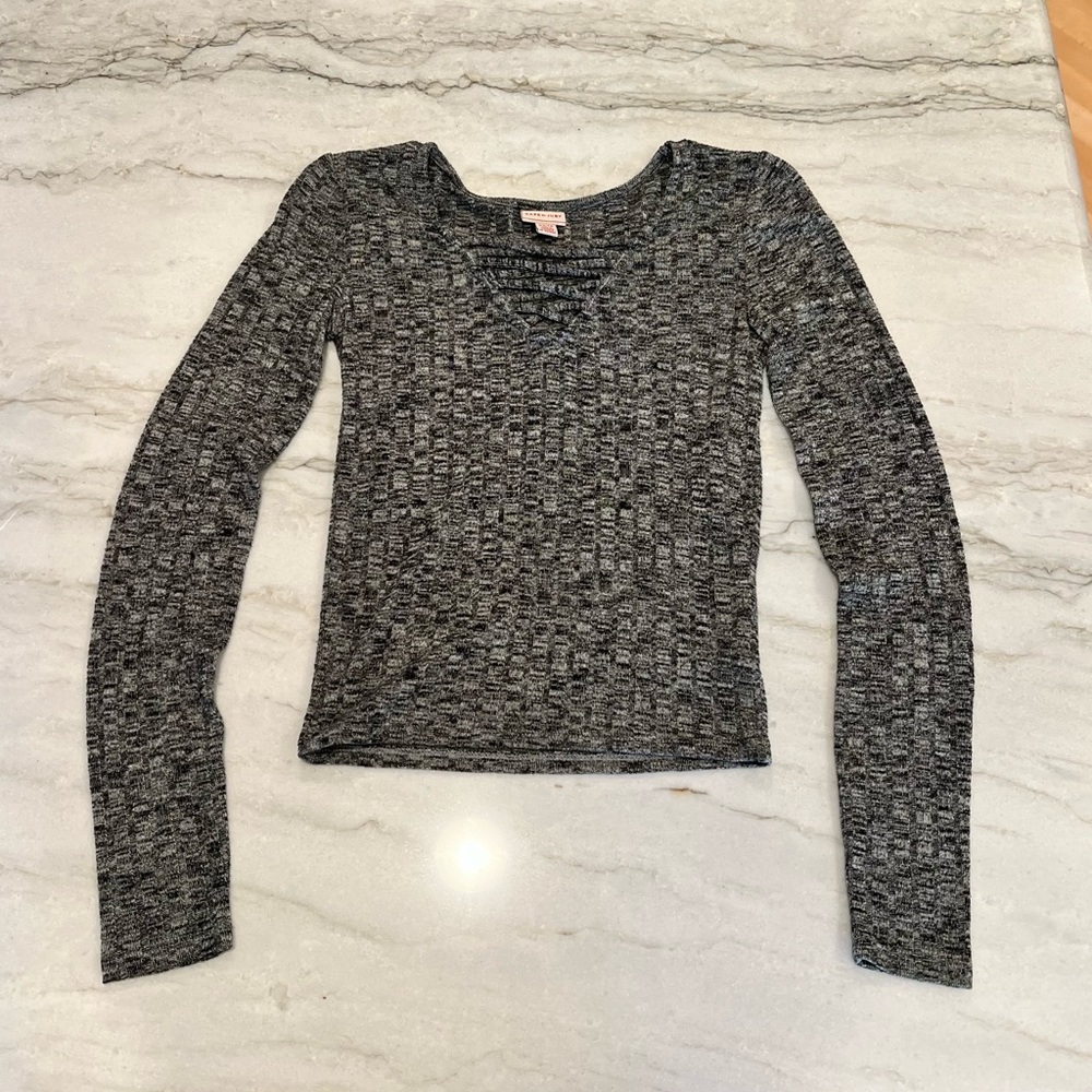 Cape Juby Gray Criss Cross Long Sleeve Cropped